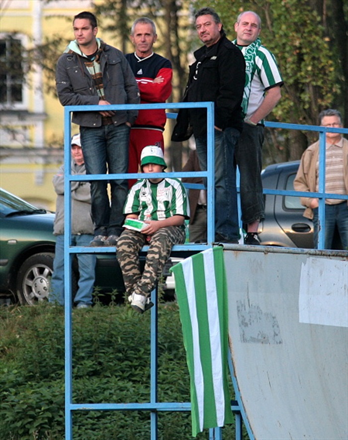 Fanoušci Bohemky si hledali místa i mimo stadion.