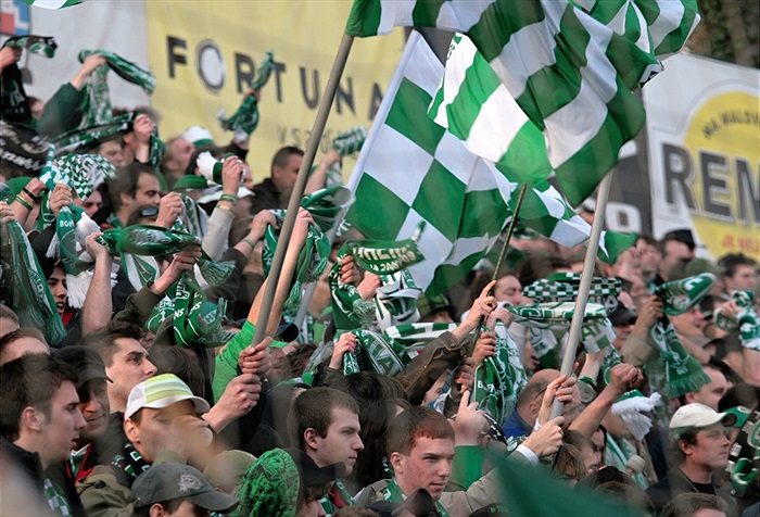 Nad stadionem vlajky vlají ...