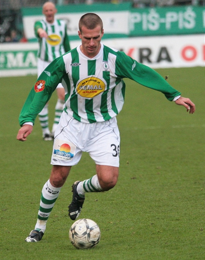 Marek Nikl se chystá ke střele.