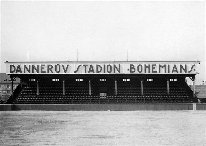 Hlavní tribuna Dannerova stadionu připravena pro návštěvu prvních diváků.