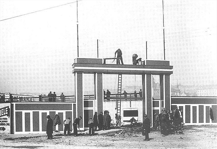 Úprava jedné ze vstupních bran měsíc před otevřením.