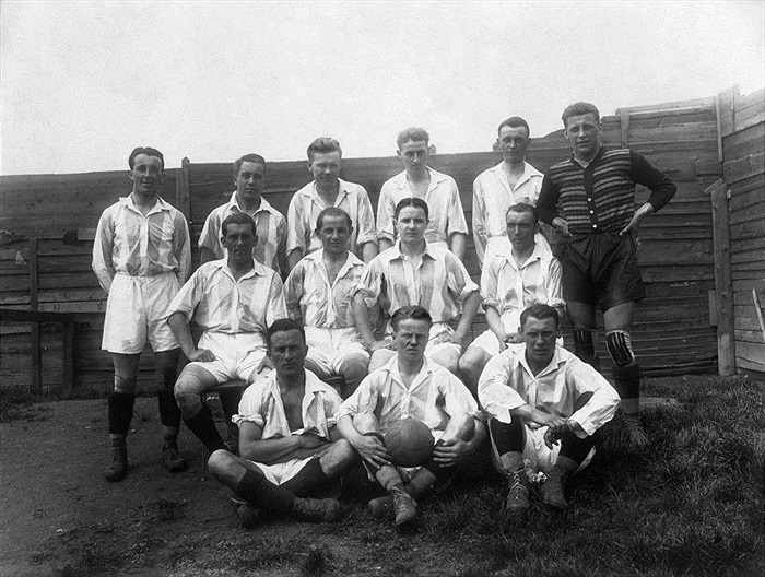 První vršovický ligový tým. Roku 1925 se poprvé konala oficiální československá profesionální ligová soutěž. Takto se nechali vršovičtí toho roku zvěčnit u plotu svého stadionu.