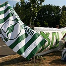 Protesty fanoušků před stadionem.