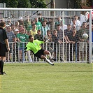 Rozhodující penaltu útočník hostí bezpečně proměnil.