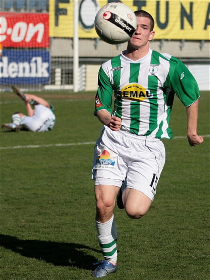 David Bartek stíhá míč