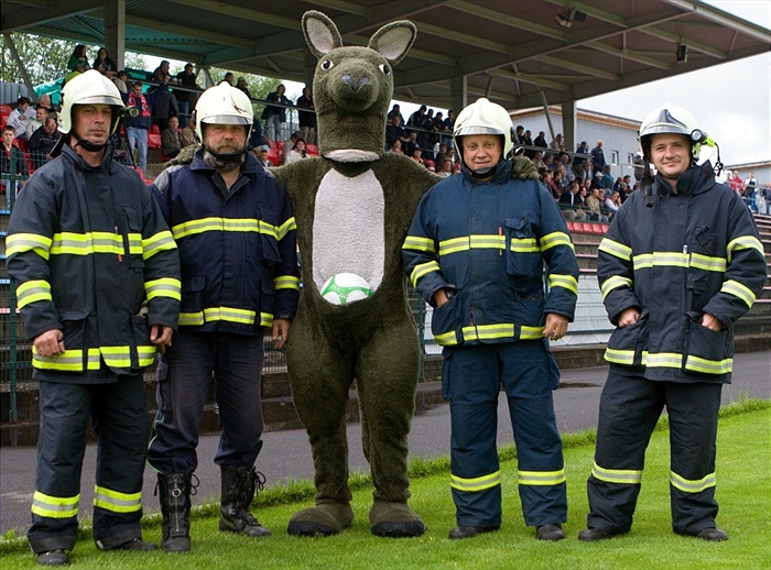 Klokan a domácí jednotka hasičů.
