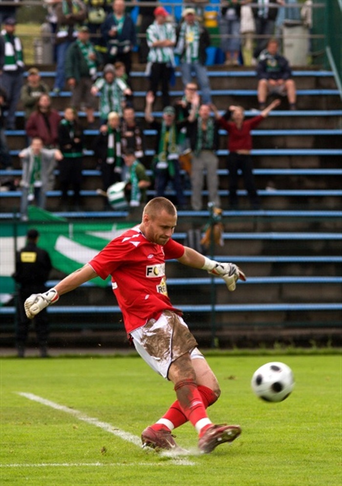 Havránek odkopává od branky.