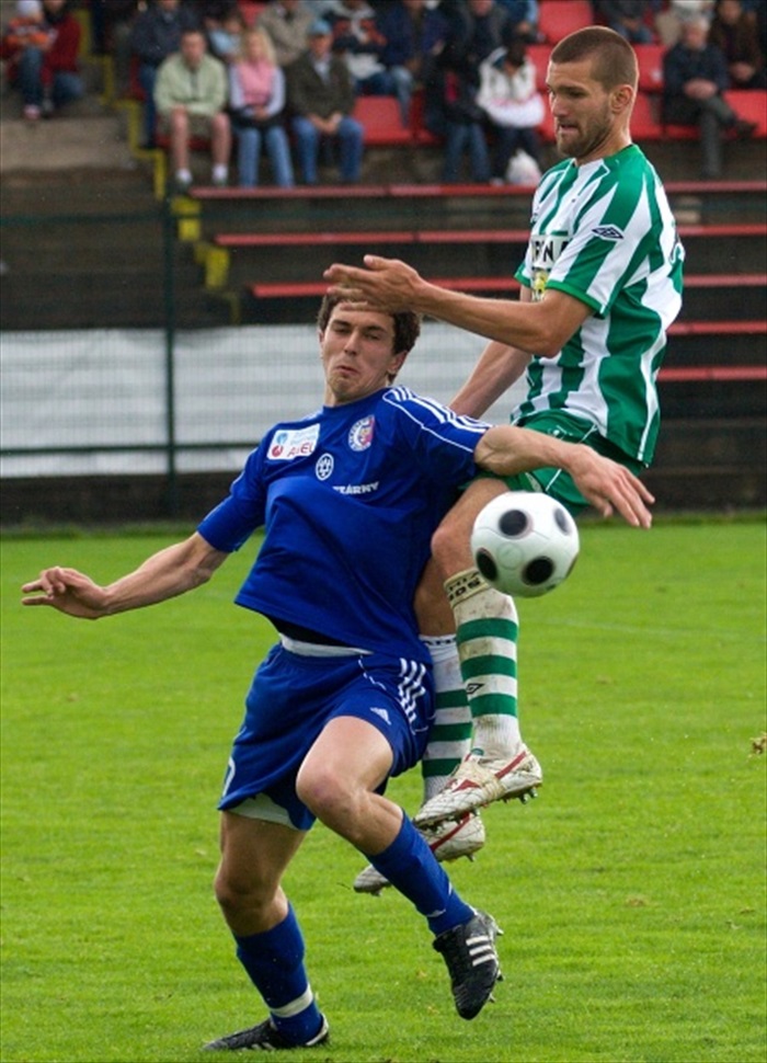 Martin Cseh ve výskoku.