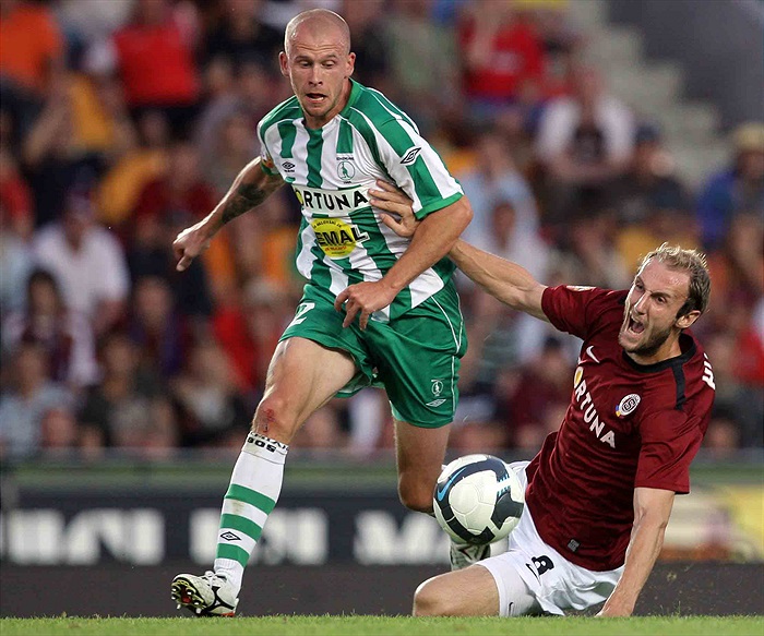 Hartig uniká Hubníkovi.