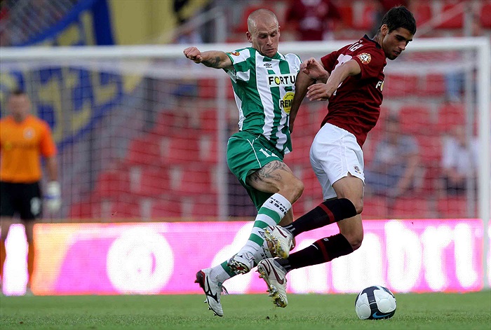 Hartig atakuje Huška.