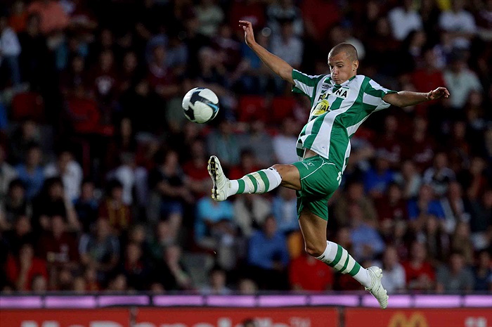 Mladík Nešpor zpracovává míč.