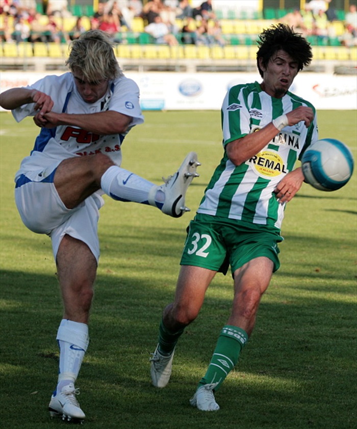 Adam v obranném postoji.