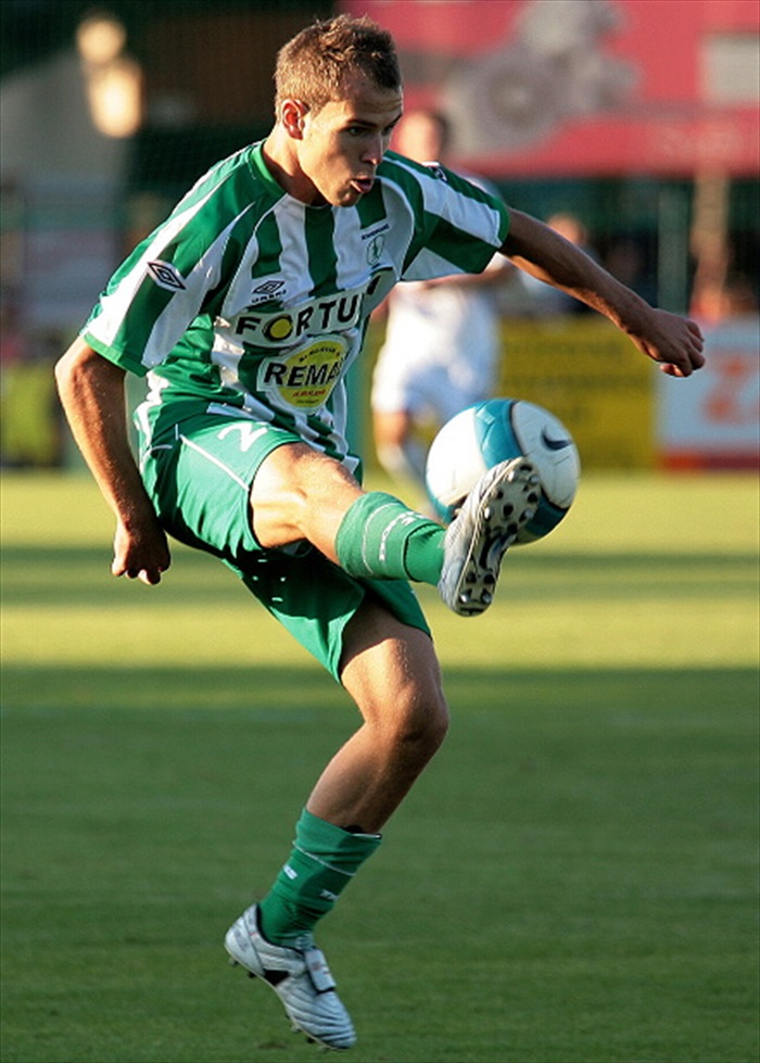 Kotyza zpracovává míč.