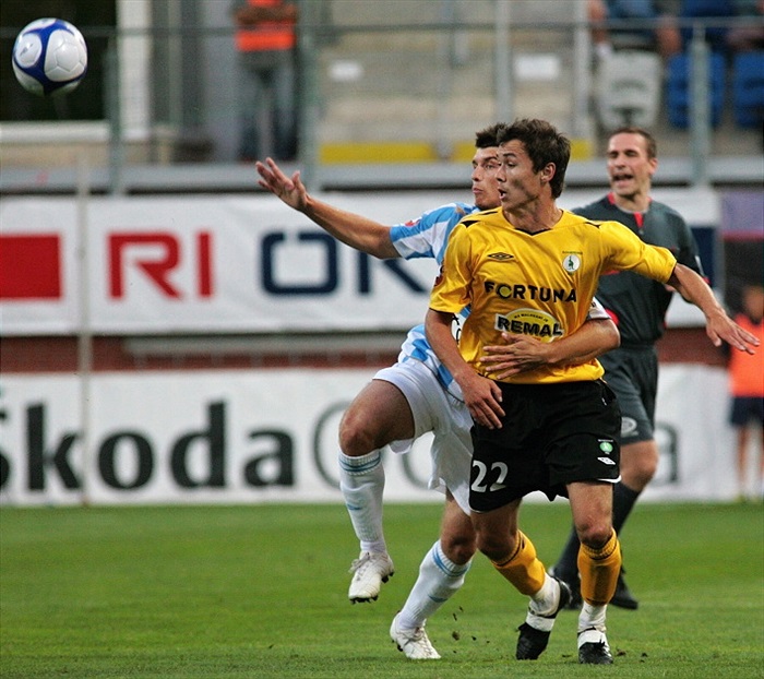 Ibragimov bojuje o míč.