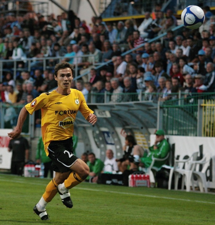 Ibragimov peláší za míčem.