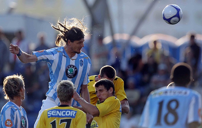 Rolko hlavičkuje na bránu.