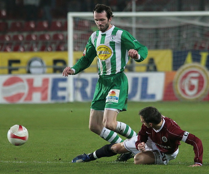 Kunášek v souboji s reprezentantem Pospěchem.