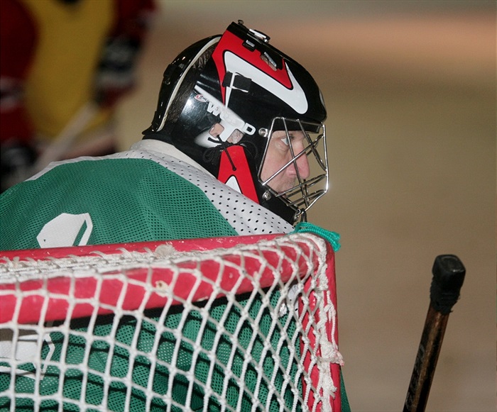 Pohled na gólmana Hoftych zpoza branky.