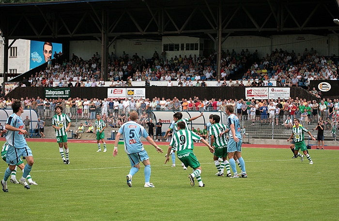 Zaplněná byla i hlavní tribuna.