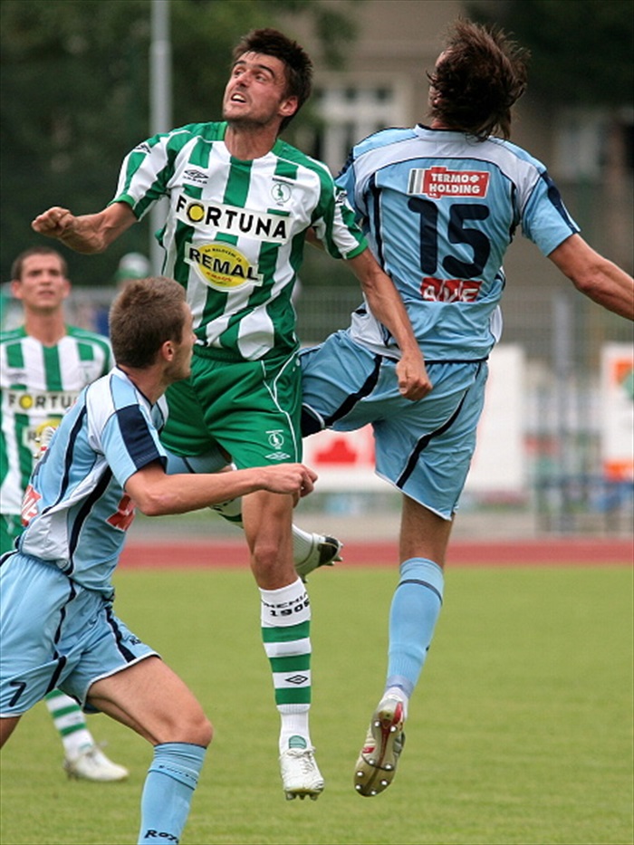 Bálek v hlavičkovém souboji.