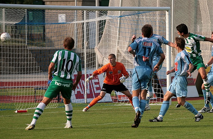 Lukáš hlavičkuje do tyče.