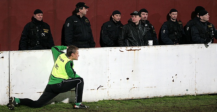 Dalibor Slezák při rozcvičení s početnou ochrankou.