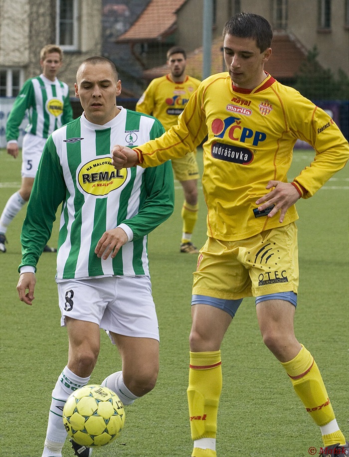 Vlastimil Karal v souboji o míč.