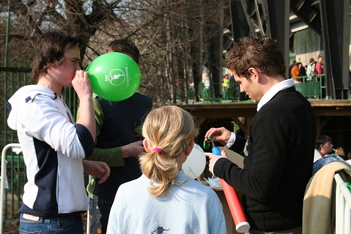Mezi poctivé fanoušky se zařadili i Ivan Hašek, Martin Kotyza a Lukáš Maek (za balónkem).