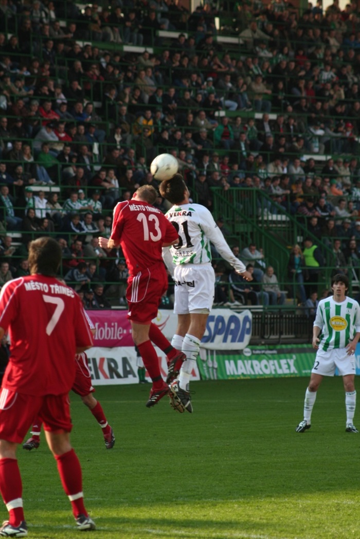 Zaplněná tribuna přihlíží hlavičkovému souboji.