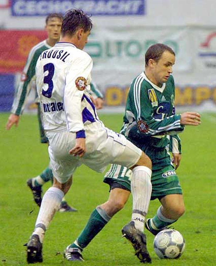 Šenkeřík se protahuje kolem Trousila ze Synotu