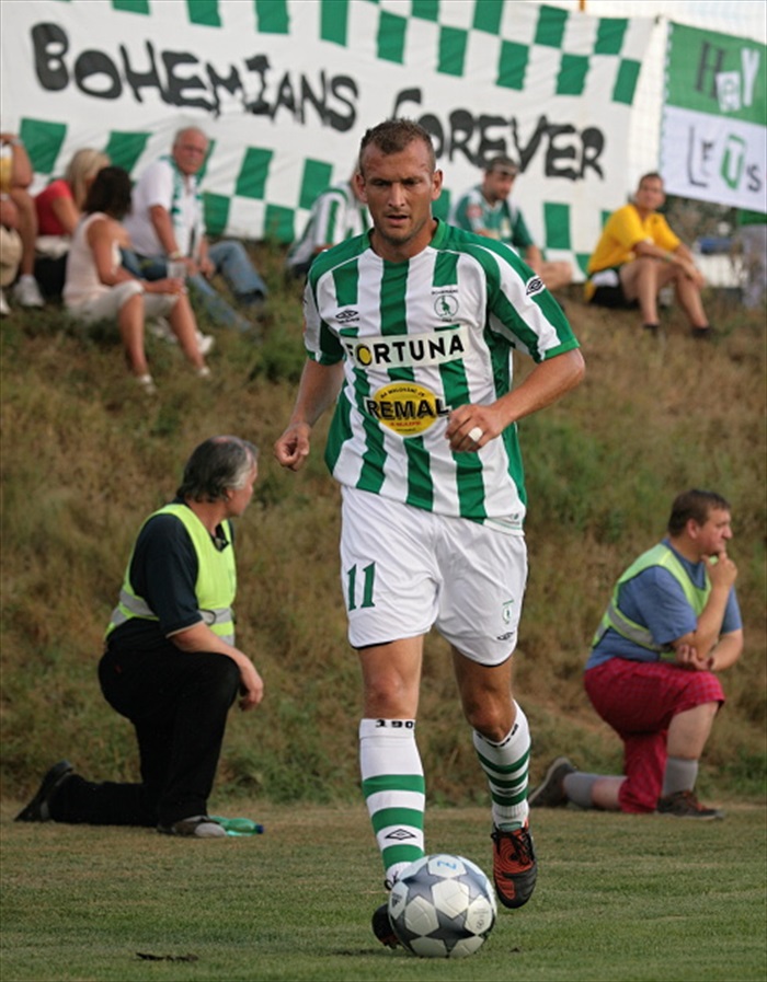 Ferenc Róth na levém kraji zálohy