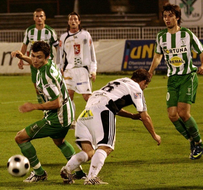 Ibragimov obchází soupeře.