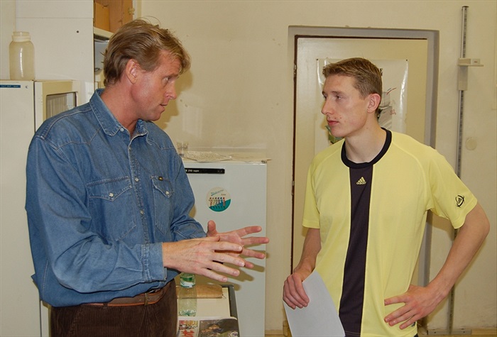 Trenér Zbyněk Busta vysvětluje účel testů Tomáši Kulvajtovi.