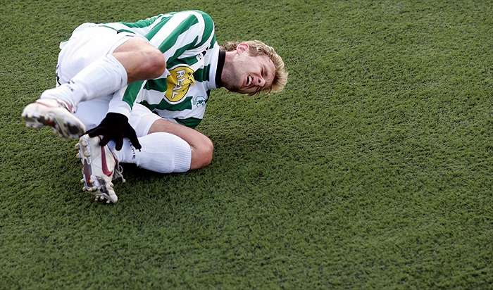 Lukáš Matůš po ostrém zákroku. (foto: Sváči)