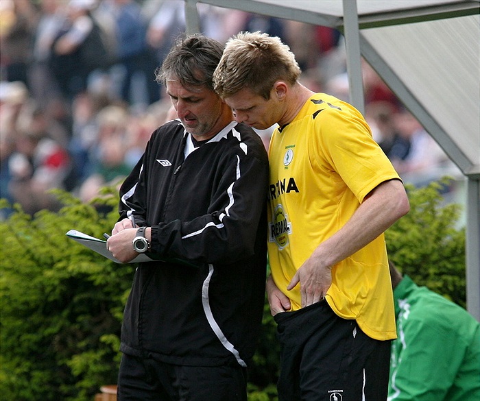 Medynský udílí poslední pokyny Strnadovi.