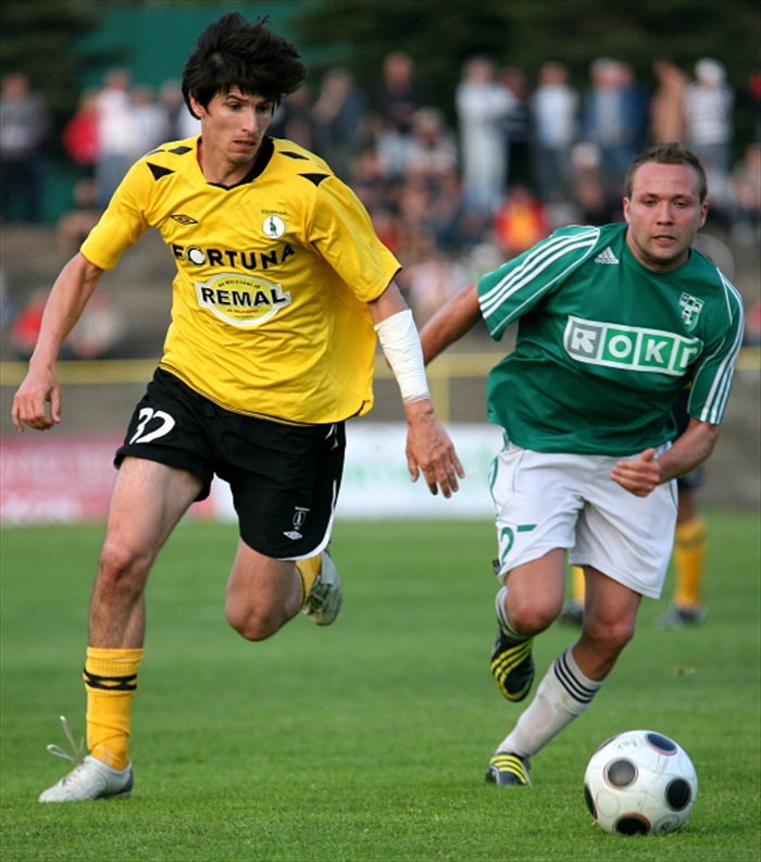 Adam uniká soupeři.