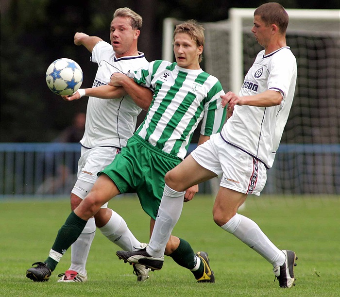 Milan Škoda mezi dvěma útočníky Krče.