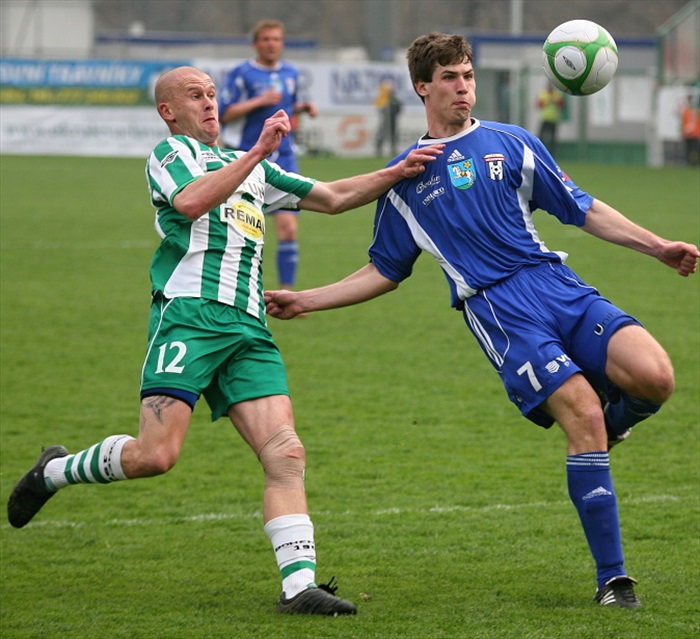 Lukáš Hartig v boji o míč.
