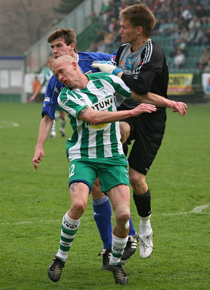 Lukáš Hartig v boji o míč.