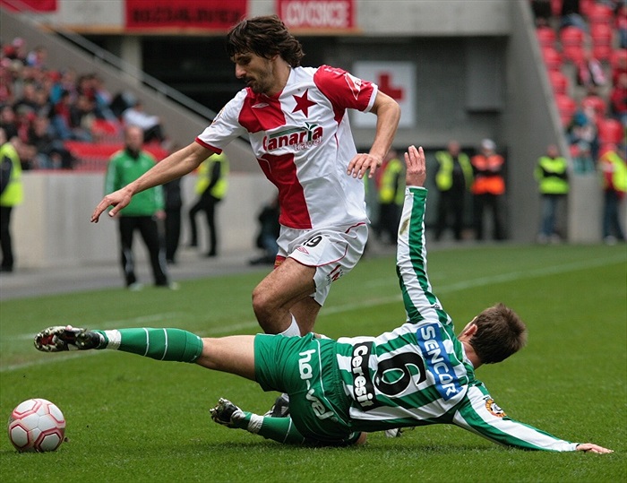 Štohanzl na zemi, přeskakuje jej Krajčík