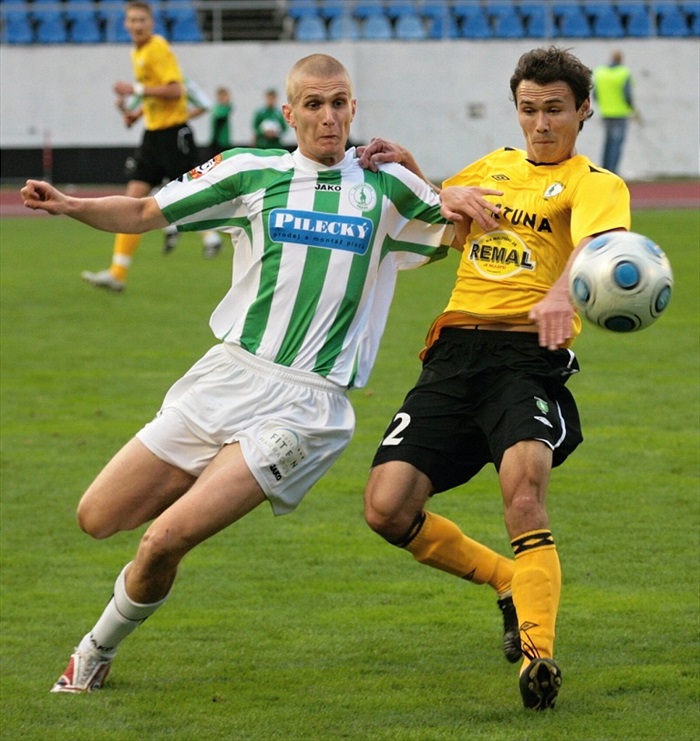 Ibgragimov bojuje o míč.