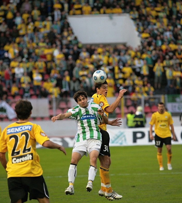 Hrdlička v hlavičkovém souboji.