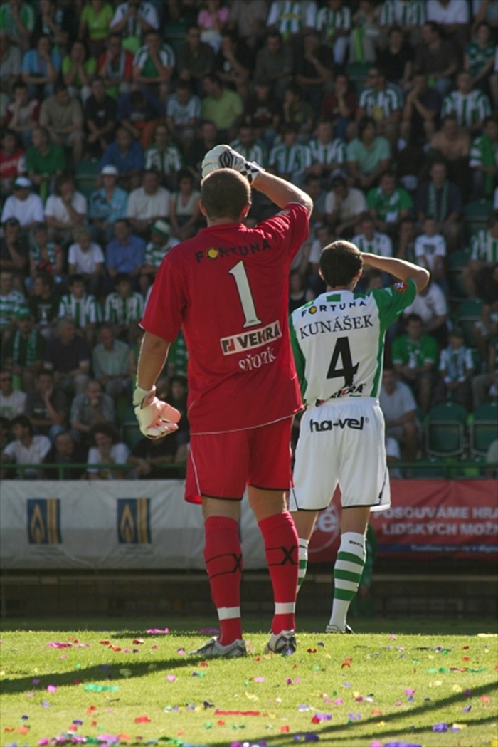 Sňozík a Kunášek salutují - slunce pere do očí.