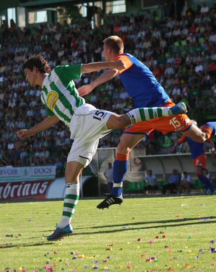 Bartek v akrobatické pozici.