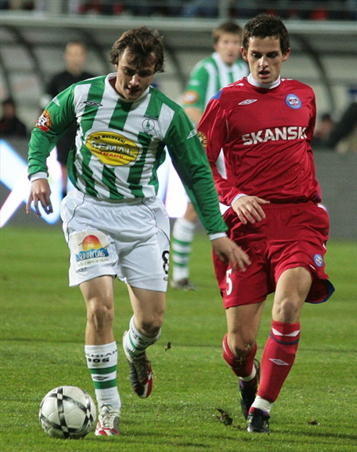 Ivan Hašek se dere do útoku.