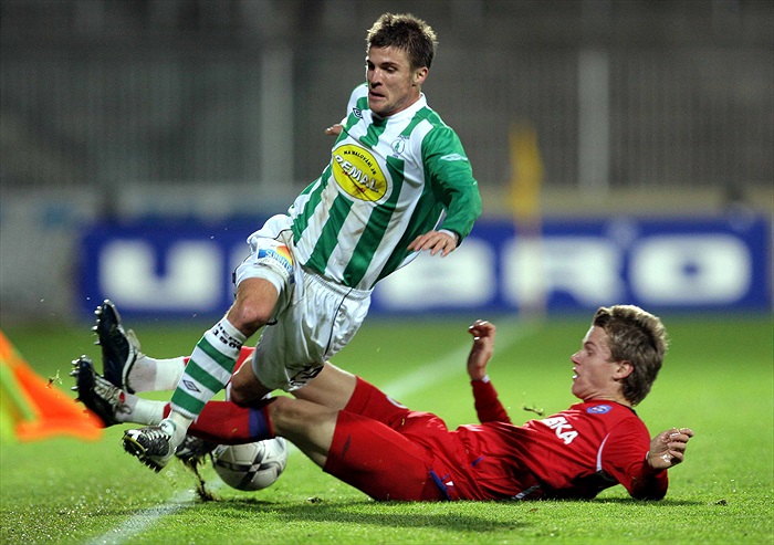 Lukáš Marek se probíjí do útoku.