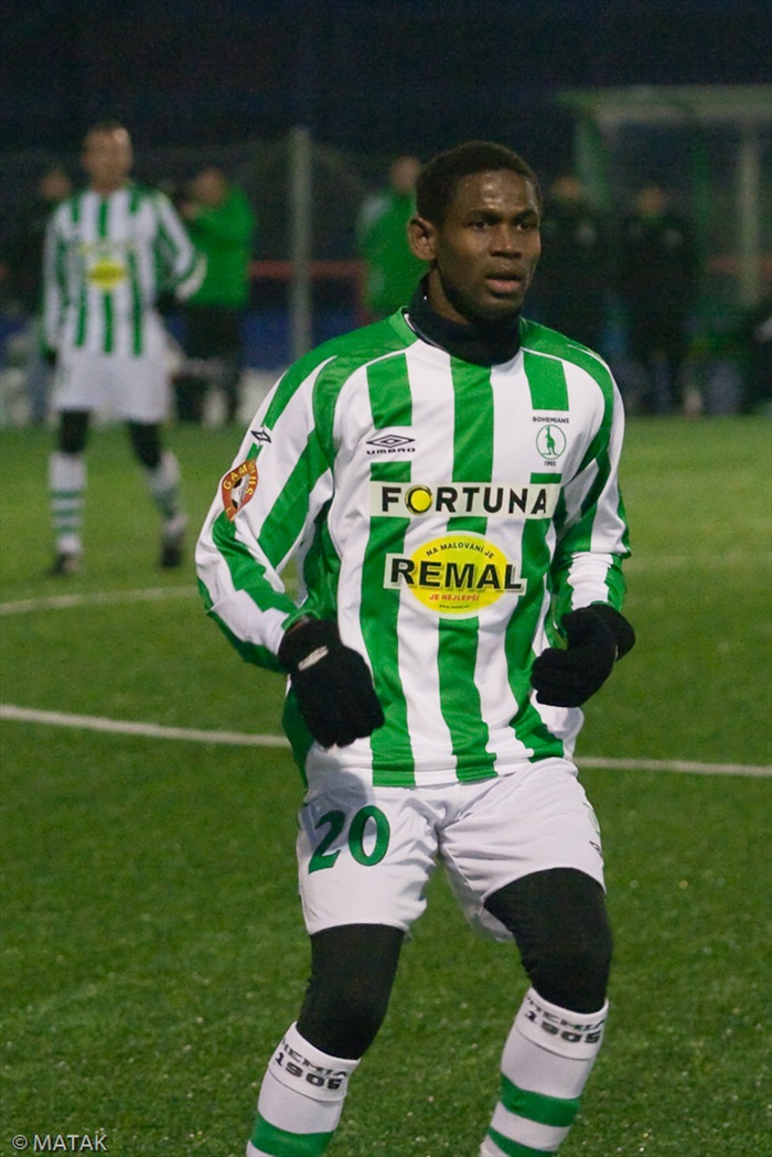 Novic v zelenobílém Amandu Cisse