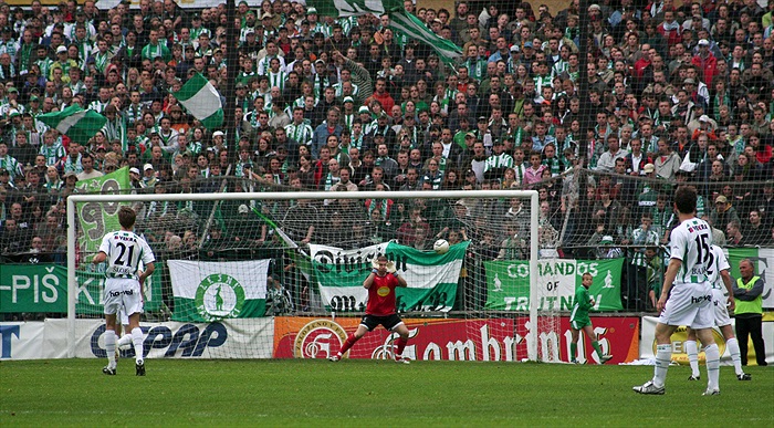 Nejtěžší střela pro Sňozíka - míč plaval ve vzduchu.