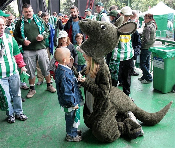 Před zápasem se na chvilku v maskotu Klokanovi objevila Klokanka.