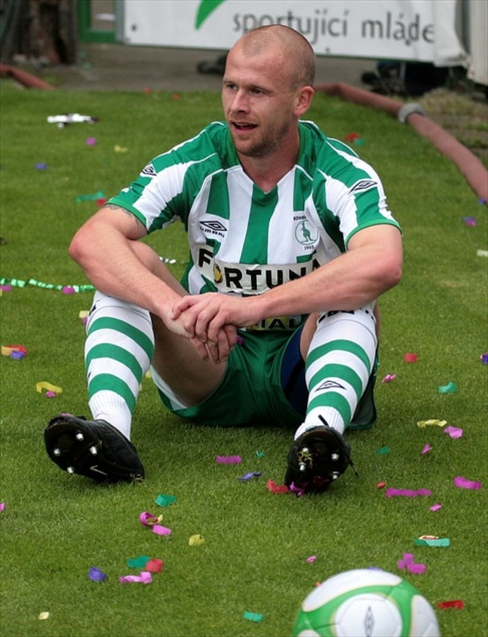 Lukáš Hartig kroutí hlavou na výroky sudího.